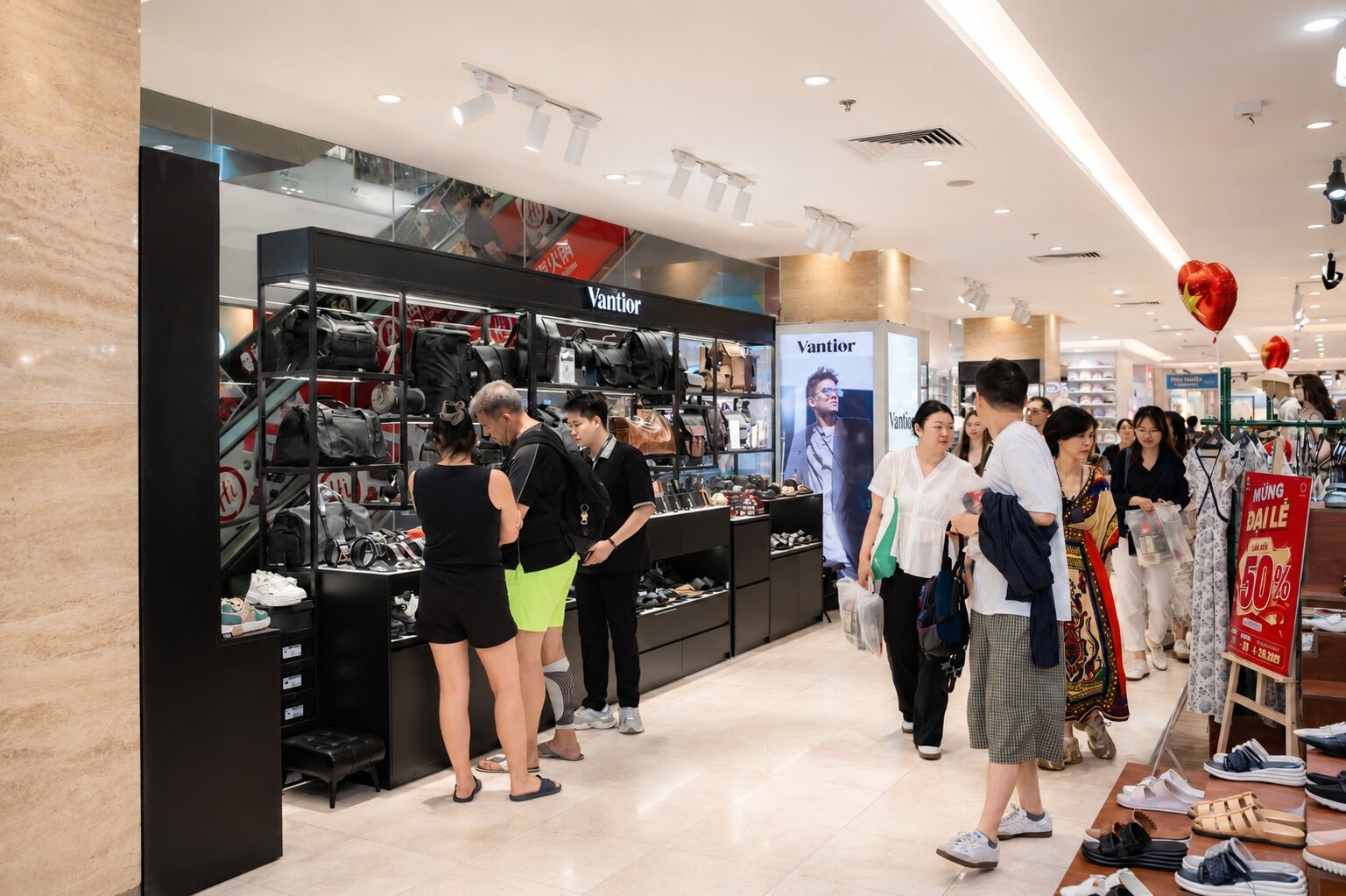Khách mua sắm tại cửa hàng Vantior Nha Trang Center